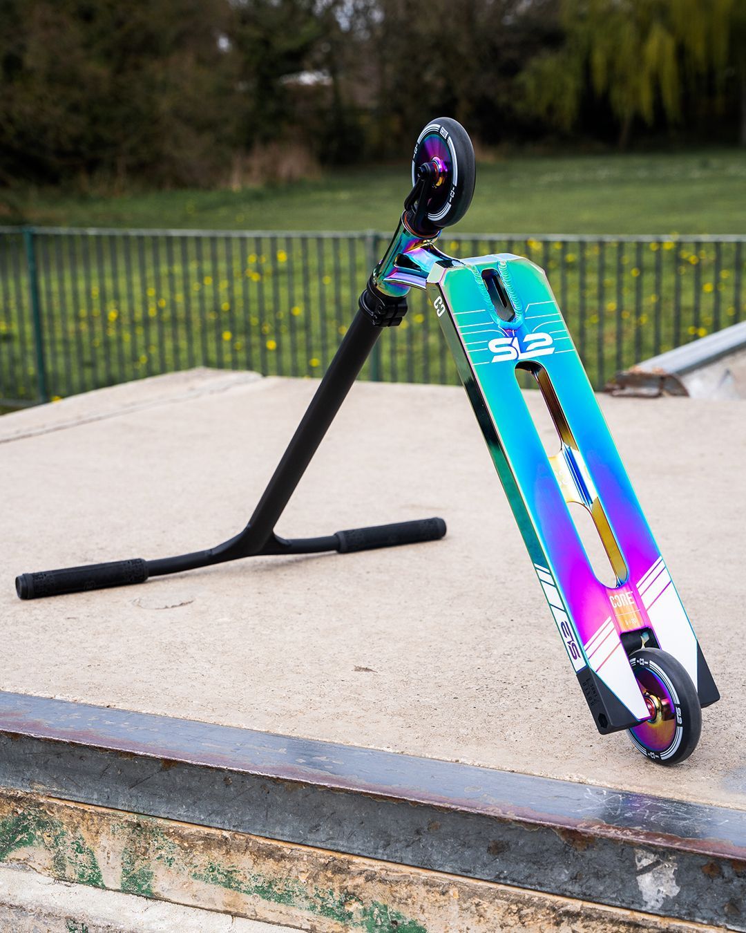 Kolorowa hulajnoga wyczynowa z wzmocnionymi kołami pędzi po rampie w skateparku