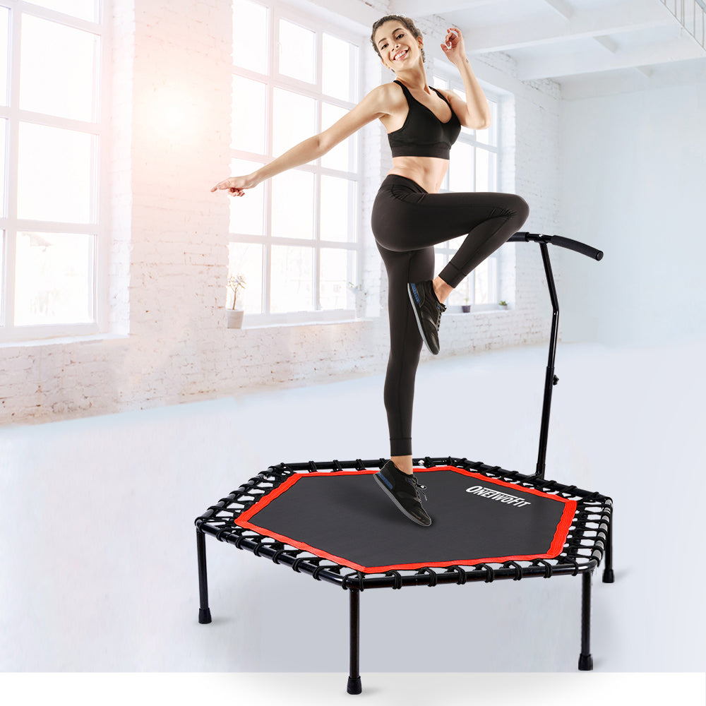 Kompaktowa trampolina fitness do ćwiczeń w domu zapewnia skuteczny trening całego ciała