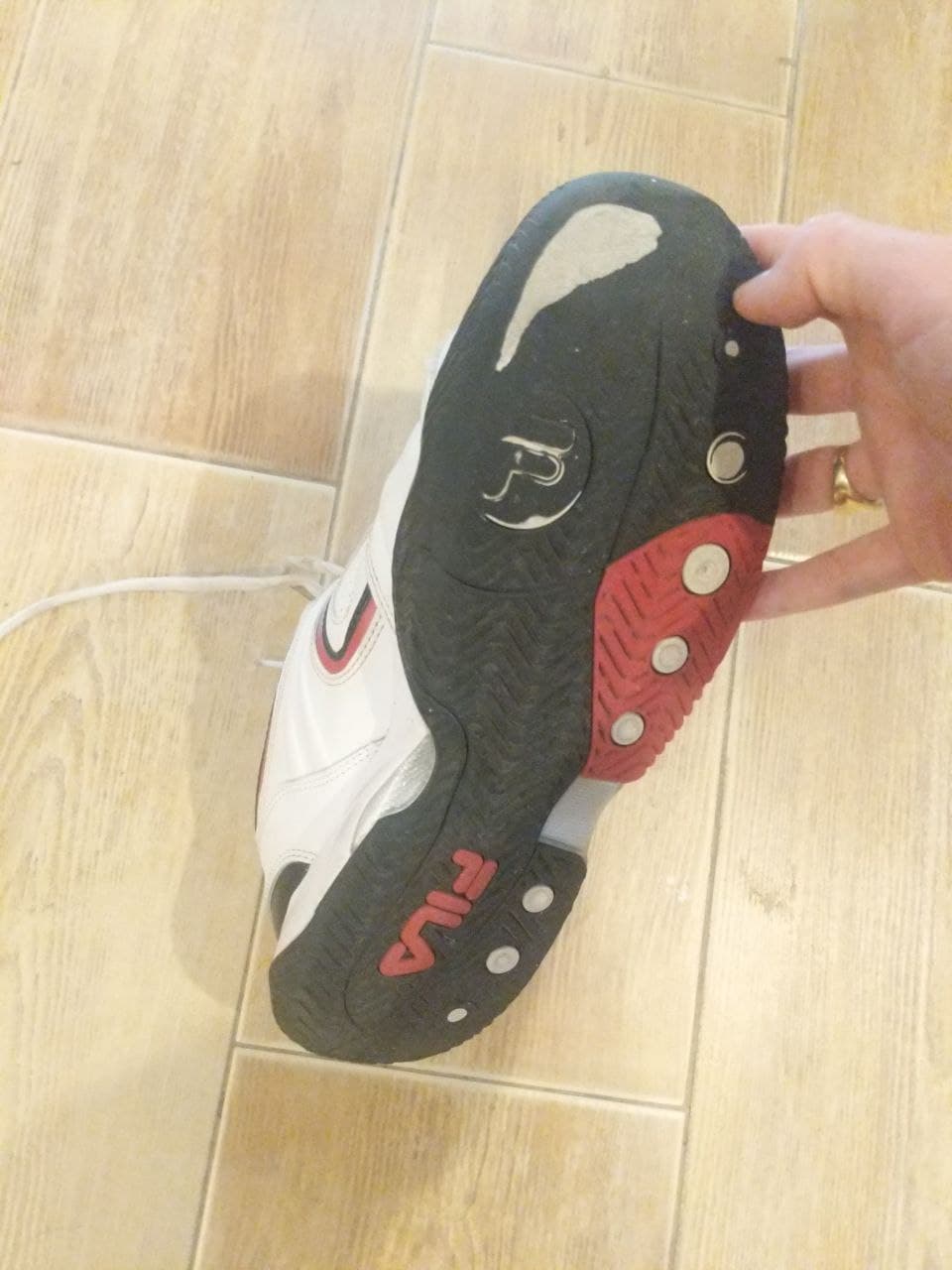 Buty tenisowe należy wymienić, gdy zużyje się bieżnik lub pojawią się przetarcia cholewki