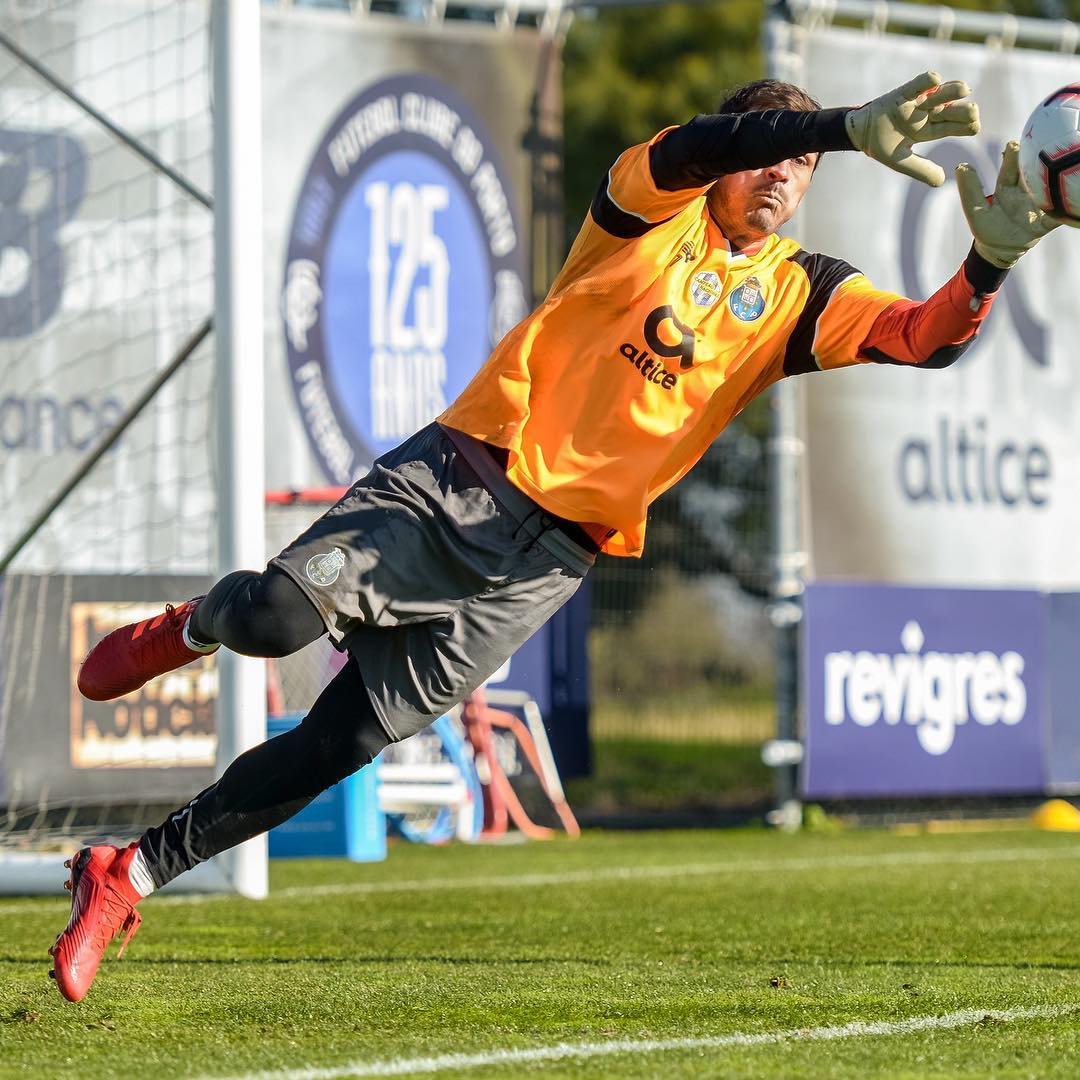 Kompresyjne ochraniacze zintegrowane w getrach Getry z wbudowanymi ochraniaczami nóg naciągnięte na nogę piłkarza w pozycji gotowej do strzału