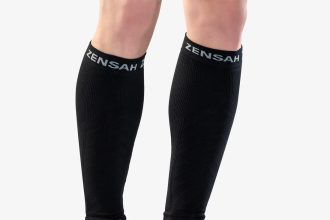 Biegacz w czarnej odzieży kompresyjnej odpoczywa na ławce po maratonie miejskim