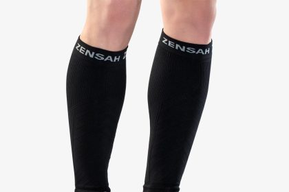 Biegacz w czarnej odzieży kompresyjnej odpoczywa na ławce po maratonie miejskim