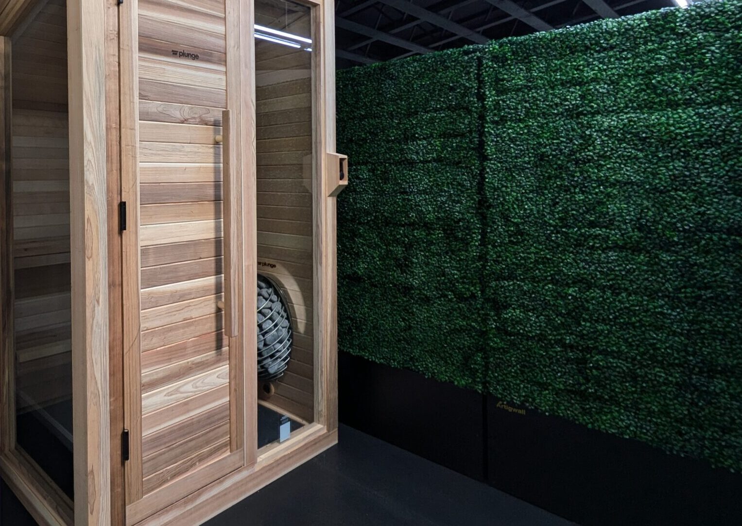 Porównanie mięśni przed i po saunie z widocznym zmniejszeniem obrzęku