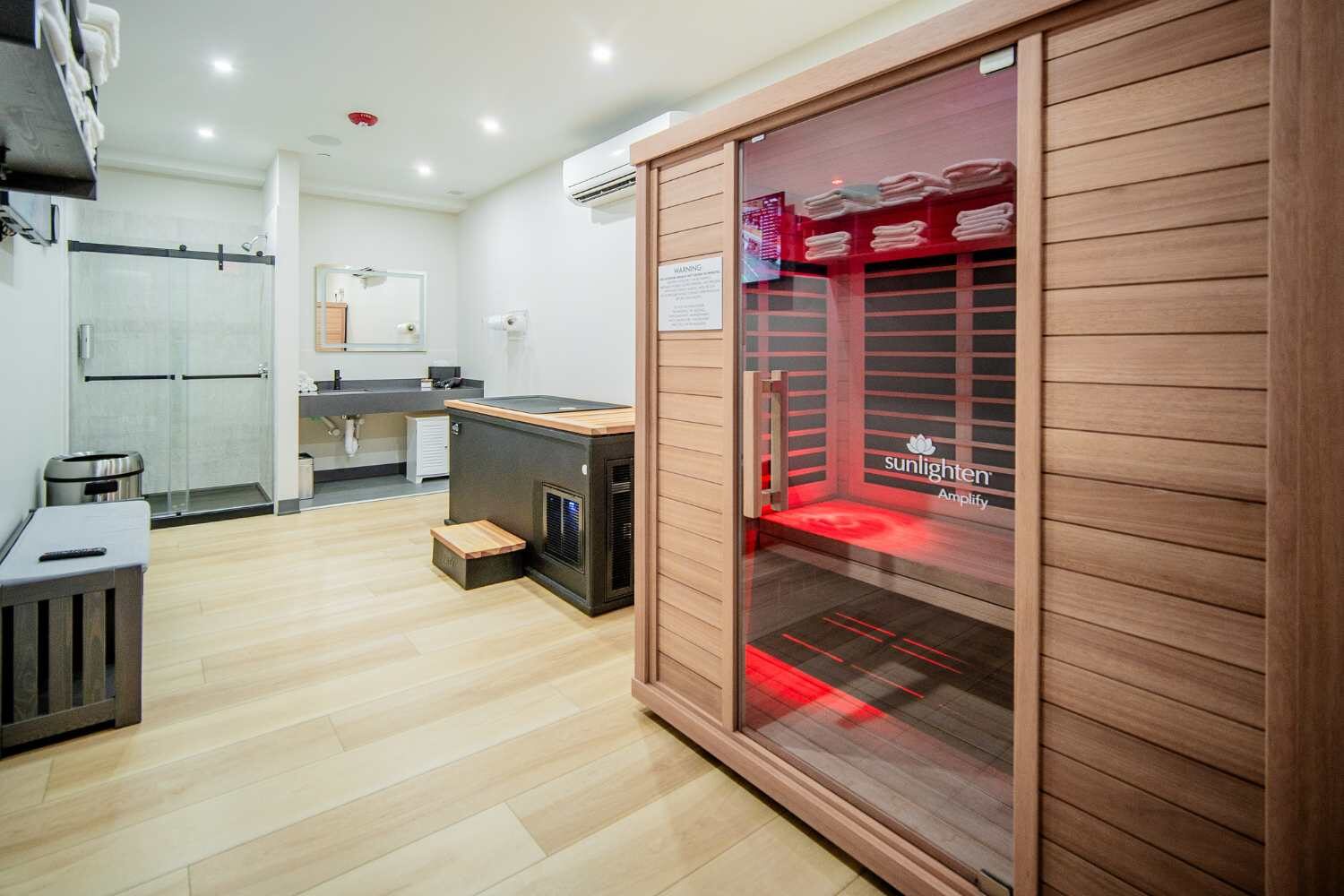 Osoba wykonuje delikatne rozciąganie w saunie parowej z napiętymi udami