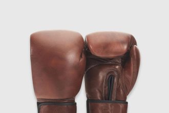 Para klasycznych brązowych skórzanych rękawic bokserskich na białym tle