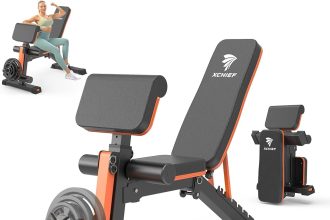 Kompaktowa domowa ławka wielofunkcyjna w salonie z hantlami i matą treningową obok