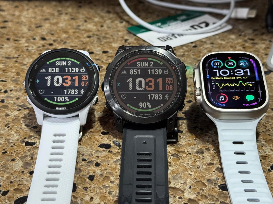 Mężczyzna biegnący po leśnej ścieżce z Garminem Fenix 7 na lewym nadgarstku