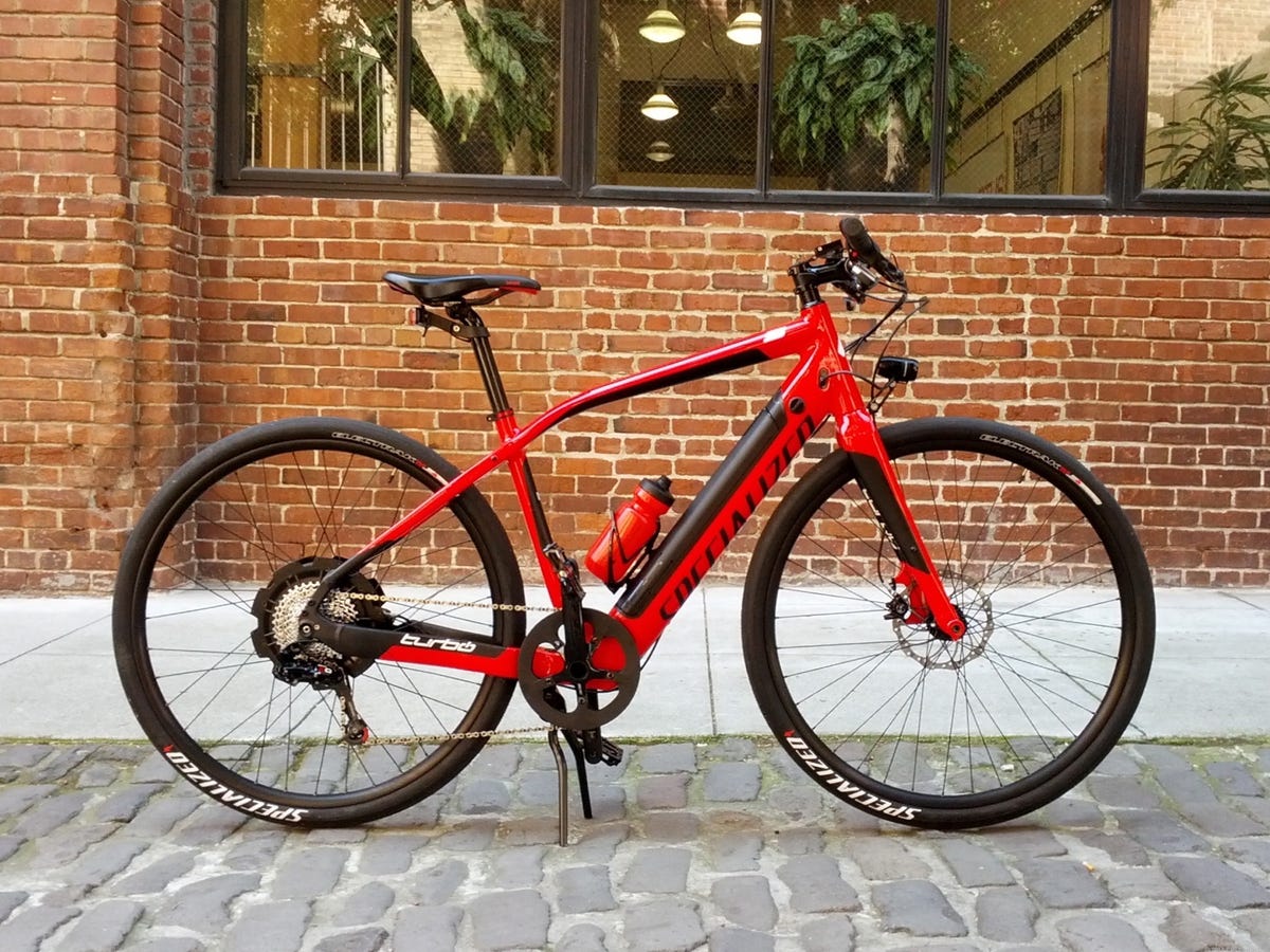 Rama karbonowa Specialized Turbo z widocznymi przewodami elektrycznymi