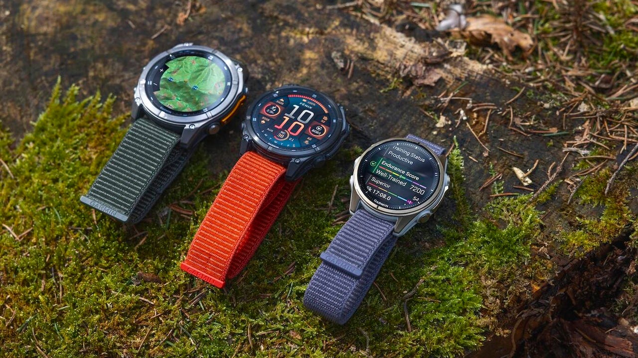 Triathlonista biegnący z Apple Watch Ultra na nadgarstku po wyjściu z wody