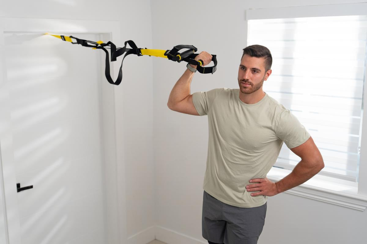 kobieta skacząca w burpees z klaskaniem nad głową na trawie