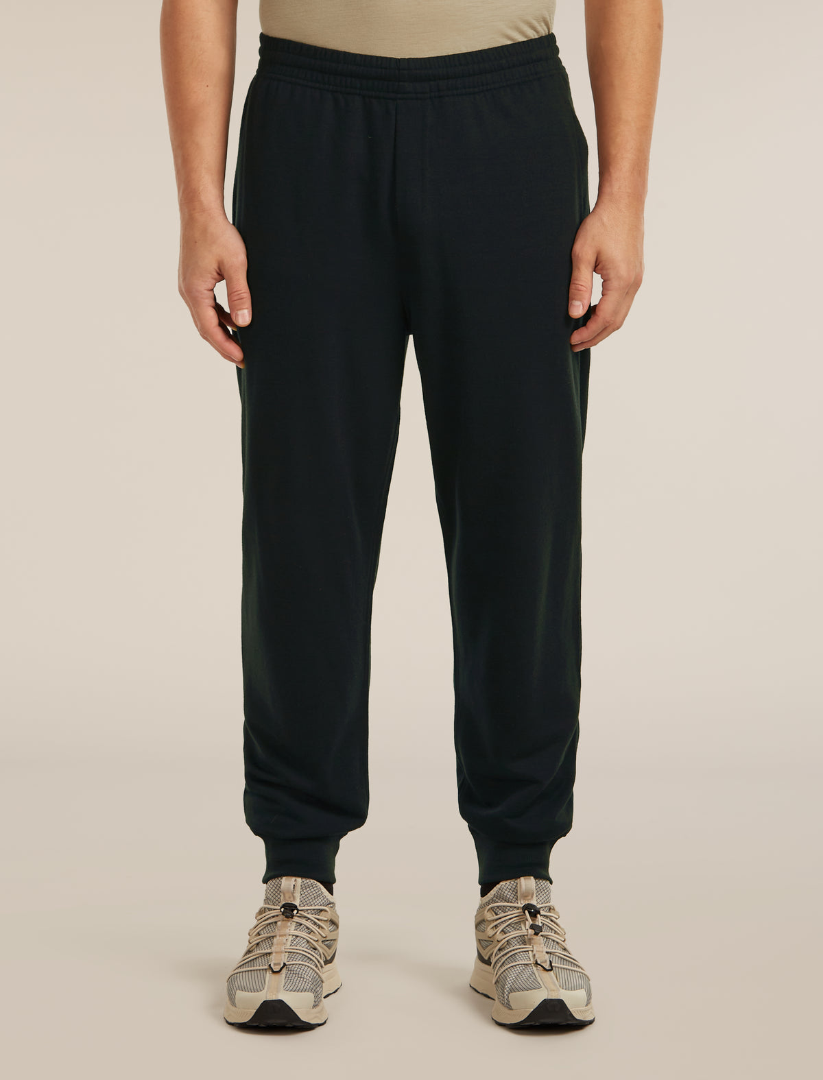 atleta w luźnej koszulce merino unoszącej ramiona podczas rozgrzewki