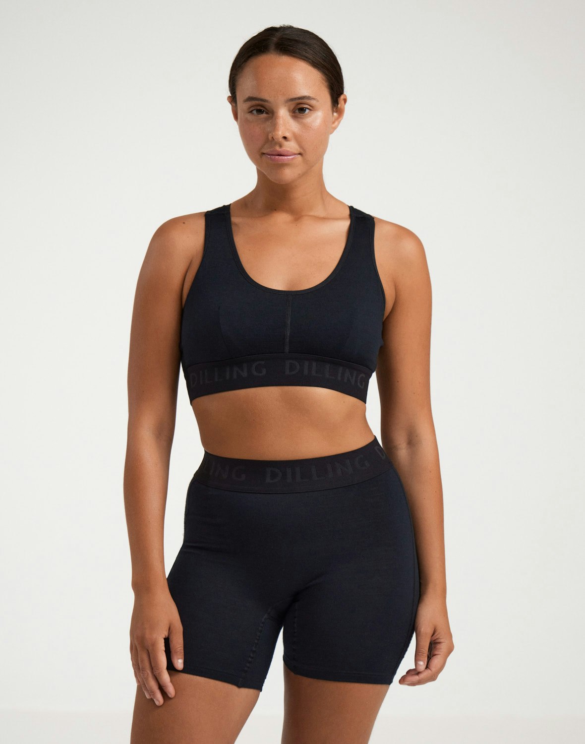 zbliżenie na splątane cienkie białe włókna wełny merino pod mikroskopem