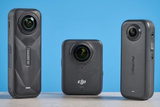 dwie kamery 360 Insta360 i GoPro Max obok siebie na tle sportowców w akcji