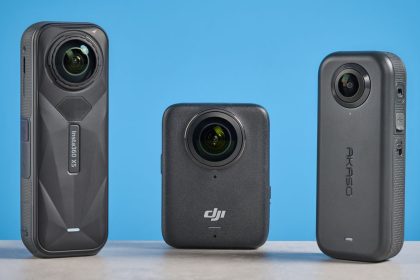 dwie kamery 360 Insta360 i GoPro Max obok siebie na tle sportowców w akcji