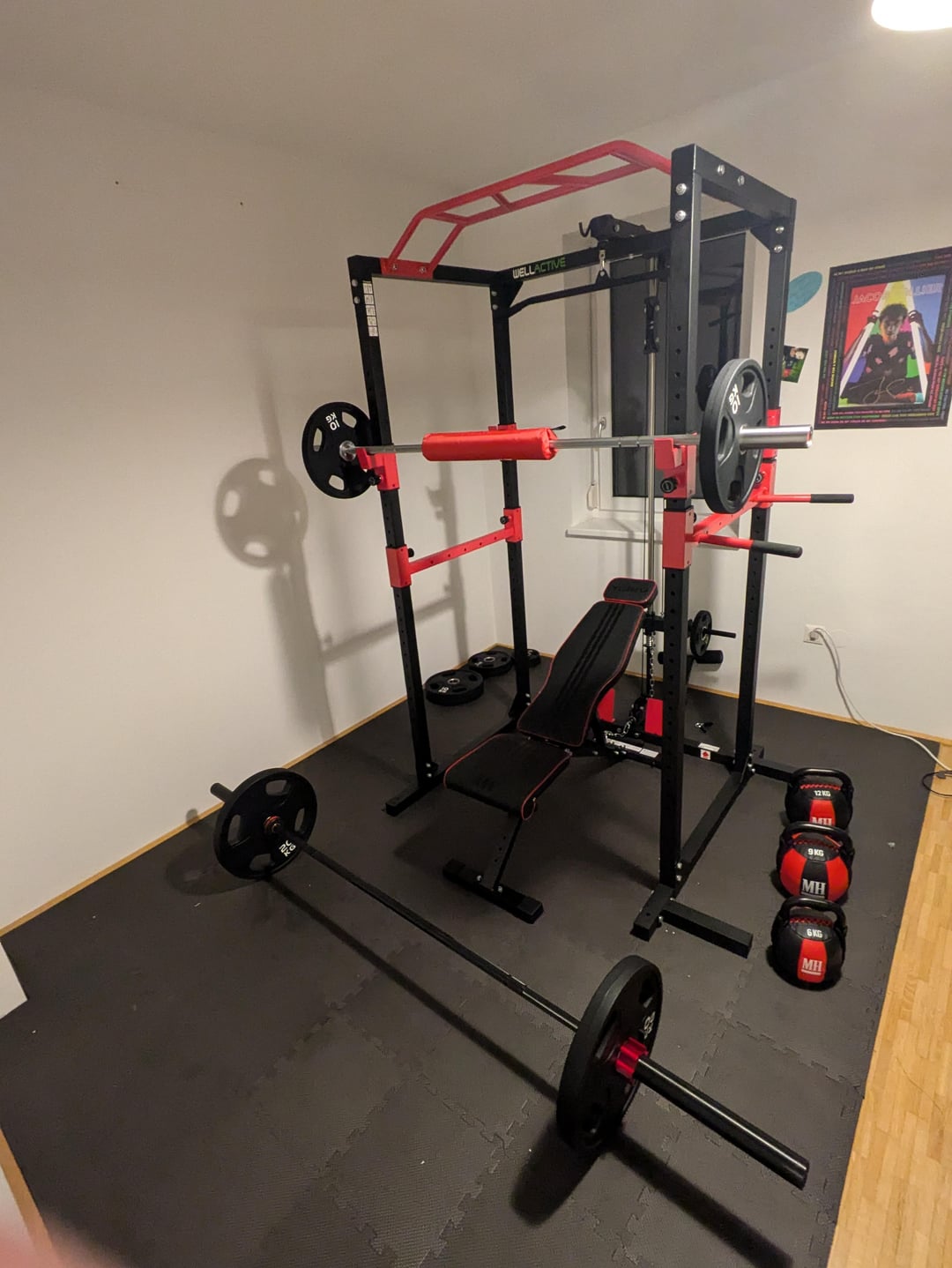 kobieta wykonująca wyciskanie sztangi leżąc na ławce Marbo Sport