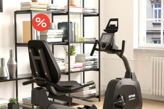 rower stacjonarny Kettler Axos w pełnym widoku frontowym na białym tle