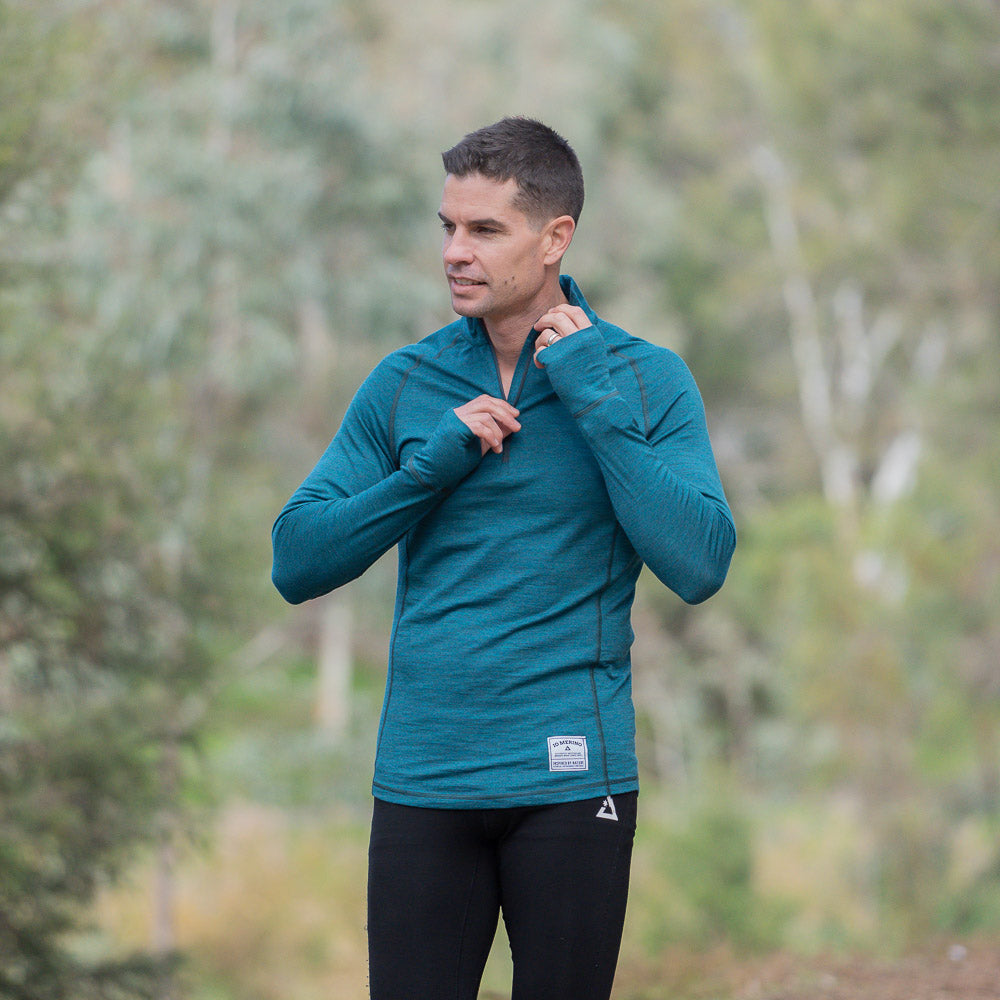 kobieta w czarnym T-shircie merino ćwiczącą jogę na macie w saunie