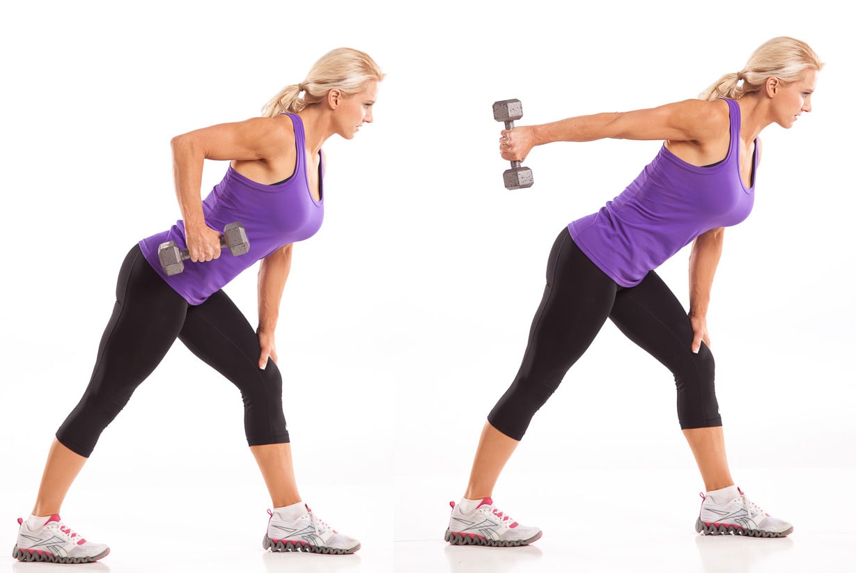 ćwiczenie na bicepsy i triceps z hantlami kobieta wykonująca uginanie ramion z hantlami w pozycji stojącej