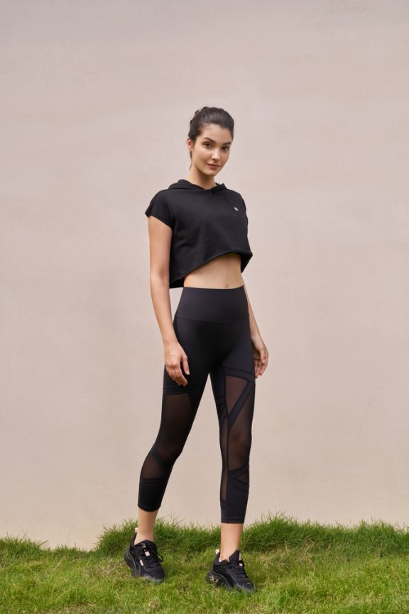 legginsy z wysokim stanem do pilatesu legginsy z wysokim stanem w odcieniu nude na białym tle