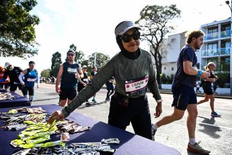 paczka żeli energetycznych w dłoniach biegacza na starcie maratonu