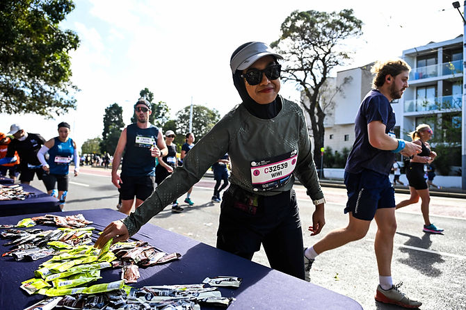 paczka żeli energetycznych w dłoniach biegacza na starcie maratonu