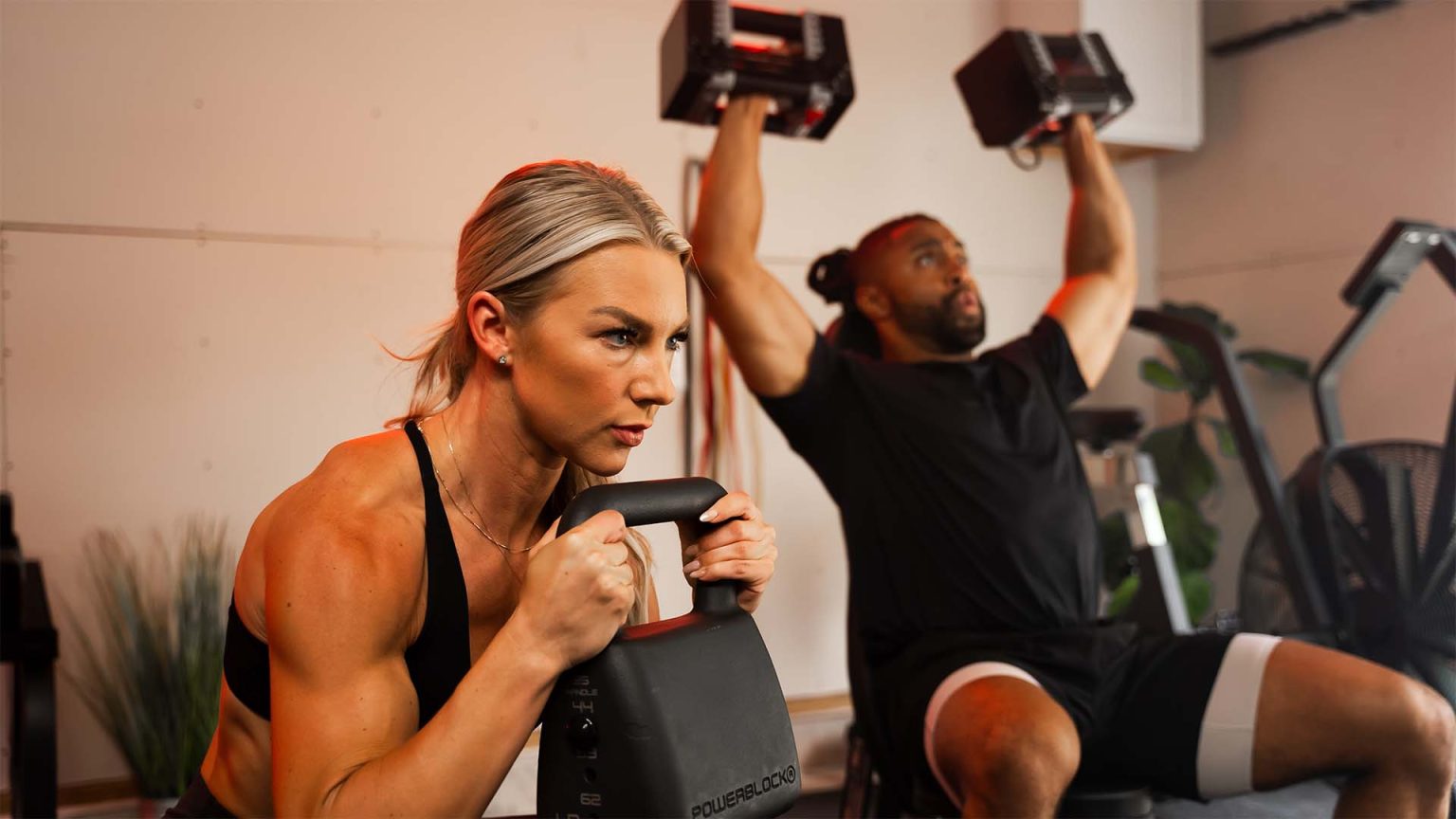 kettlebell i hantle leżące obok siebie na macie treningowej