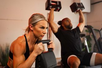 kettlebell i hantle leżące obok siebie na macie treningowej